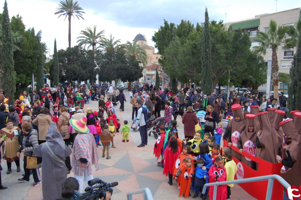 Los monfortinos vuelven a llenar las calles de color en Carnaval