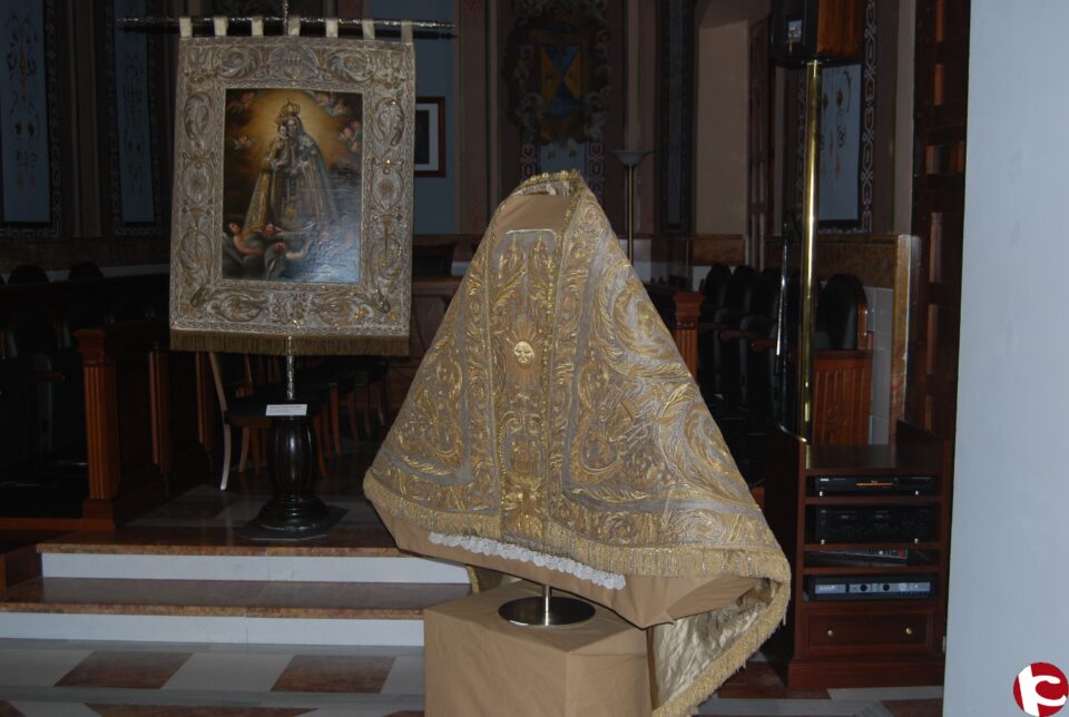 Inaugurada la exposición con los mantos de la Virgen