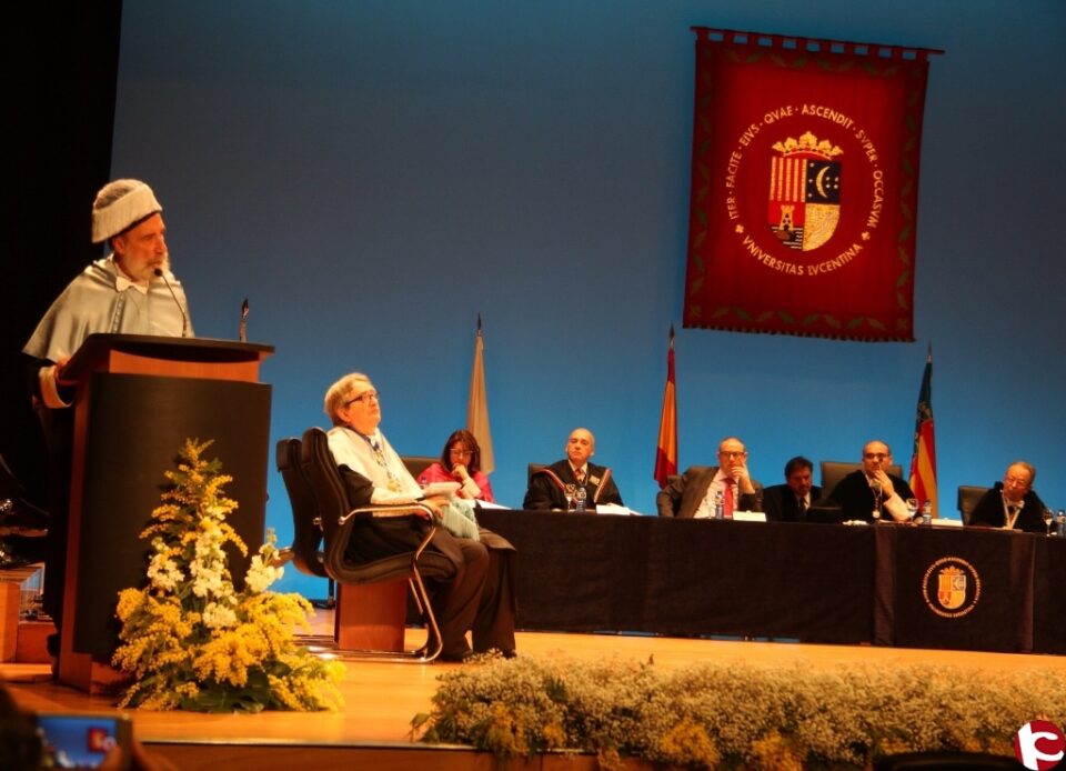 Raúl Zurita investido Doctor Honoris Causa por la Universidad de Alicante