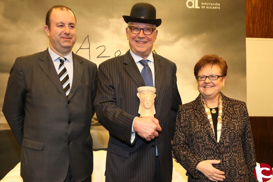 Sus ojos en mí del escritor canario Fernando Delgado se alza con el Premio Azorín de Novela 2015