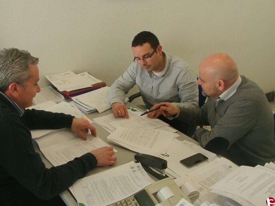 El concejal de Hacienda demuestra con documentos oficiales que la deuda municipal se ha reducido 6