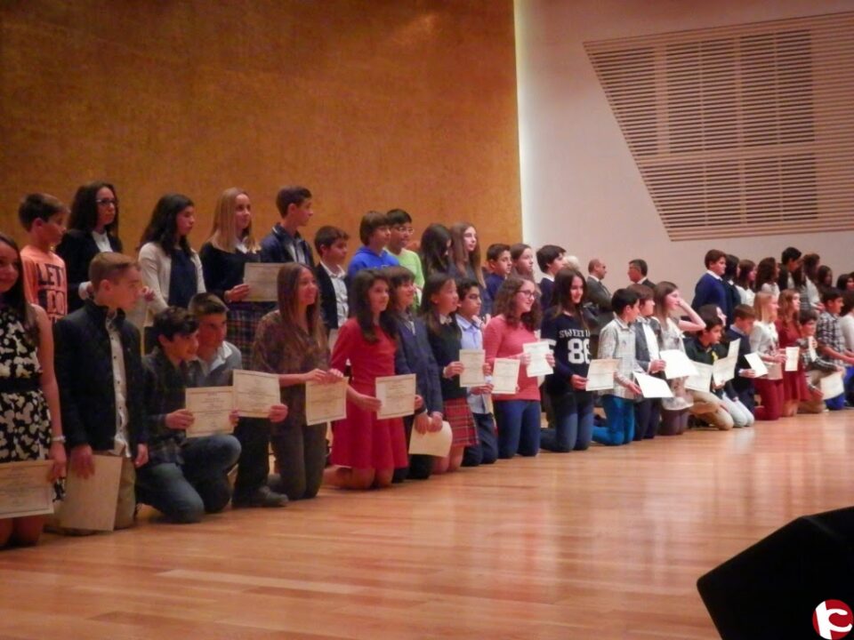Tres alumnos del CP Pintor Sorolla en la recogida de los premios extraordinarios en la etapa de primaria