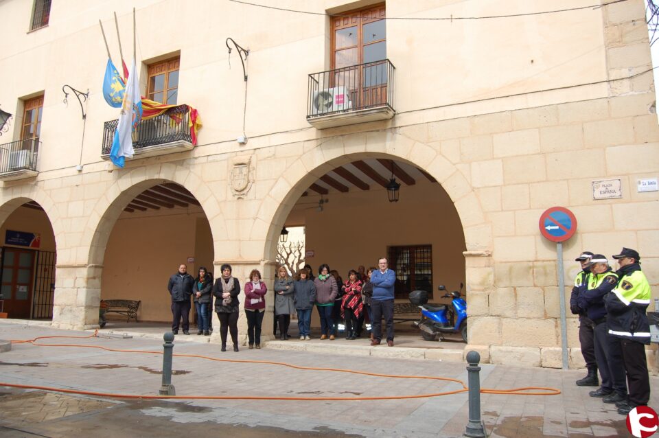 El Ayuntamiento de Monforte del Cid ha guardado un minuto de silencio en recuerdo a las víctimas del accidente aéreo