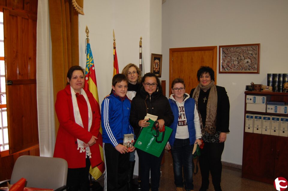 Fotonoticia: La alcaldesa recibe a 3 jóvenes premiados por su expediente académico