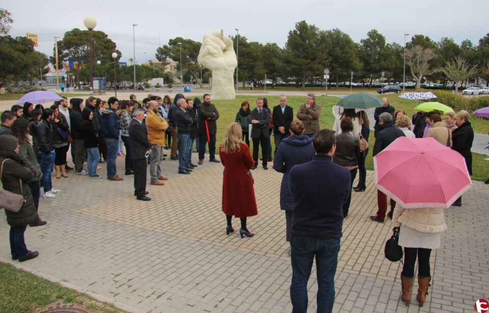 Minuto de silencio en la Universidad de Alicante por las víctimas del accidente aéreo