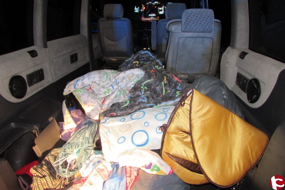 Robo contenedores de ropa y persecución policial