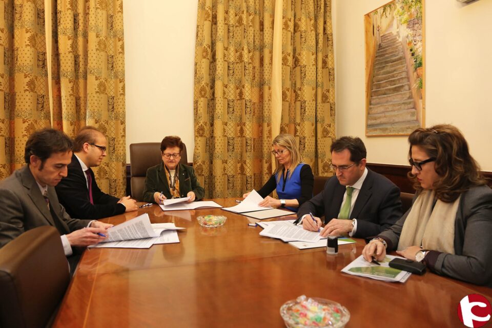 La Diputación de Alicante suscribe el contrato de suministro eléctrico de la Central de Compras con Iberdrola y Gas Natural