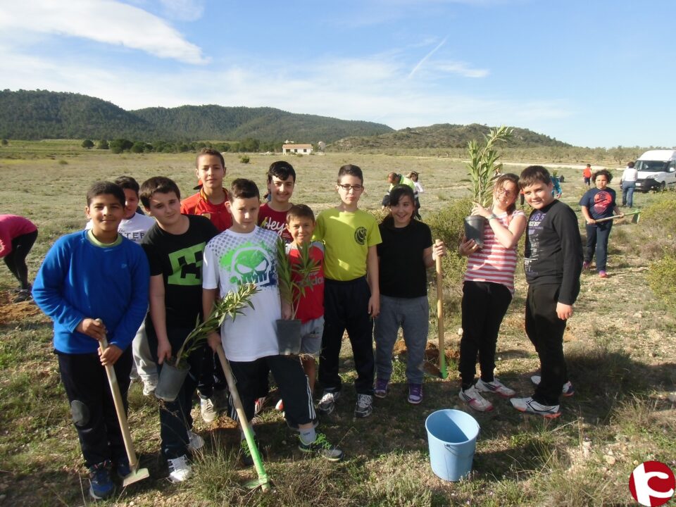 El alumnado de 6º de primaria del CEIP Ruperto Chapí realiza una plantación al pie de Sierra de Salinas