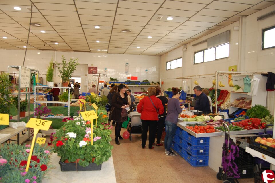 Monforte cambia la luminaria del Mercado Central