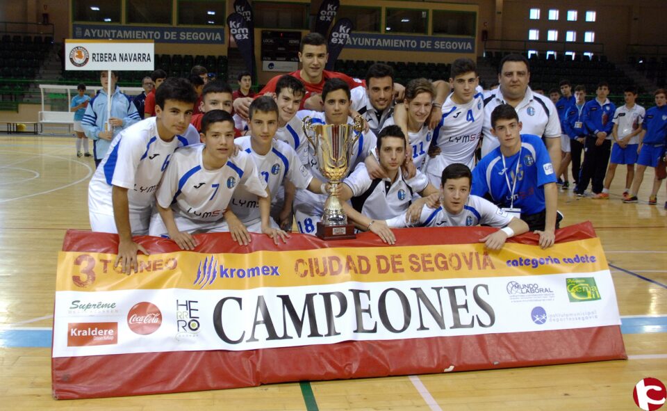 El CD Sierra Salinas Villena levanta el trofeo de campeón del IIITorneo Kromex Ciudad de Segovia
