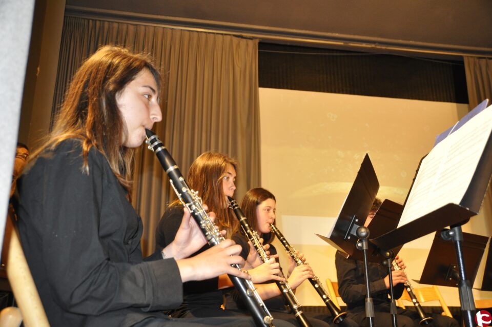 LOS ALUMNOS DEL IES CELEBRAN EL DÍA DEL LIBRO CON LECTURAS DE POEMAS Y MÚSICA EN DIRECTO.