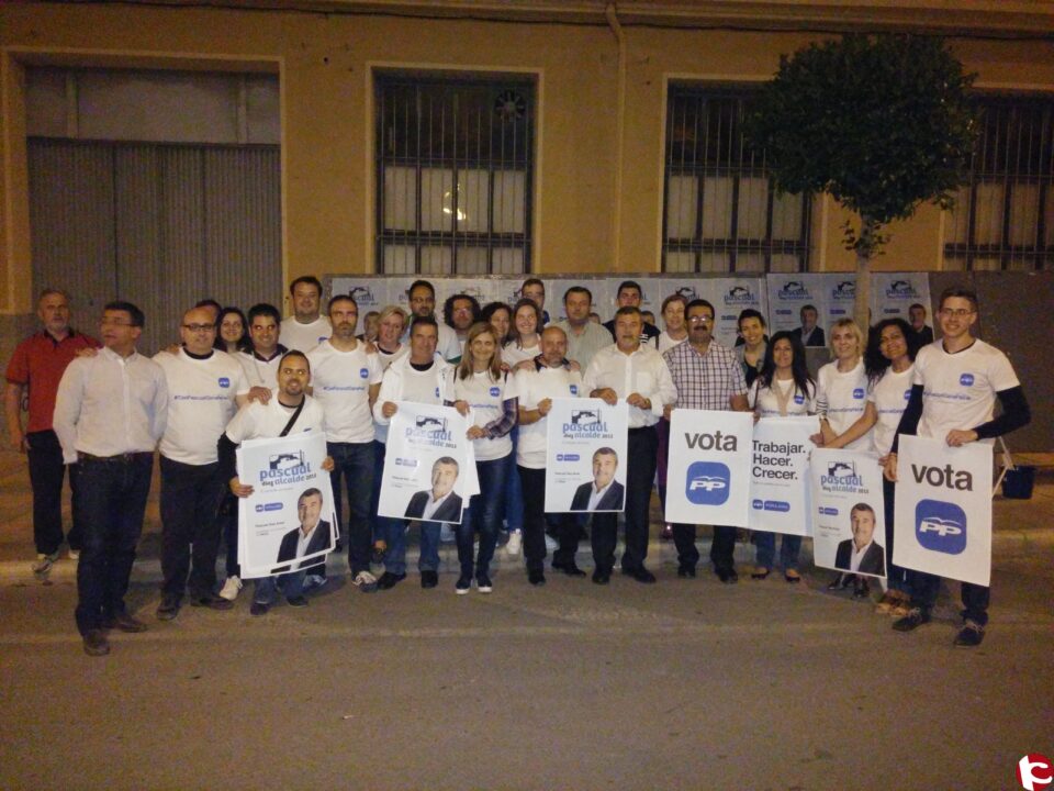El PP de Petrer inicia la campaña electoral de las municipales y autonómicas 2015 con la pegada de carteles y mesas informativas