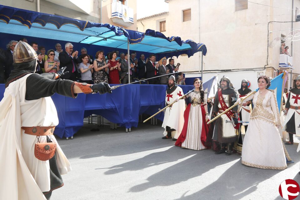 La presidenta de la Diputación de Alicante Luisa Pastor junto con la alcadesa Mª Magdalena Martínez Martínez han presidido el primer desfile de Moros y Cristianos de Biar
