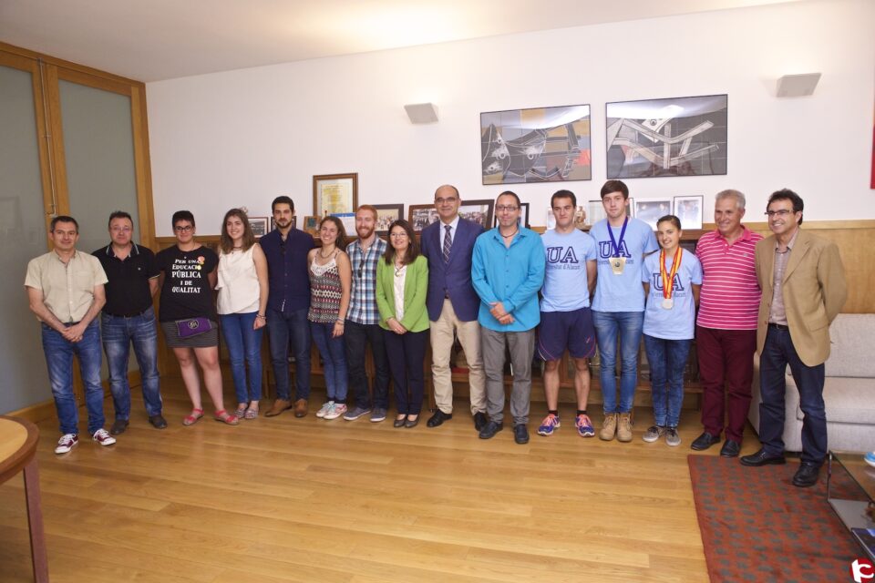 El rector reb als equips representants de la UA als campionats d´Orientació i la Lliga de Debat organitzats per la Xarxa Vives d´Universitats