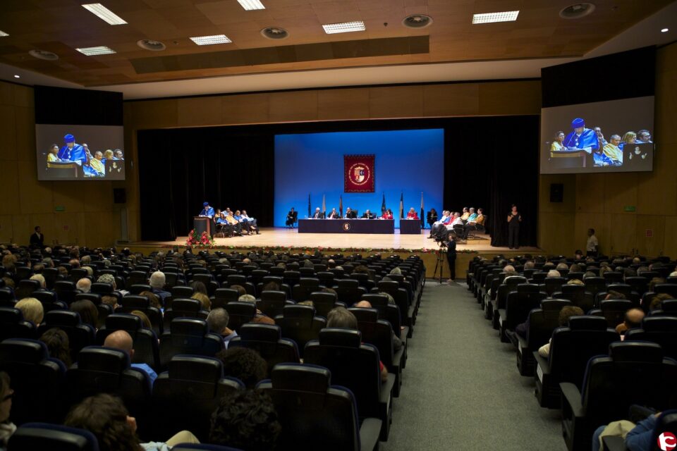 La Universidad de Alicante clausura el curso con la entrega de su máxima distinción a los ex rectores Ordoñez y Raneda
