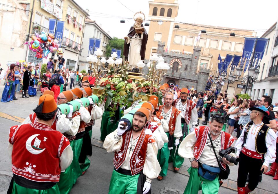San Antón ya preside el altar de la iglesia de Santa Ana: TRASLADO DE LA IMAGEN DEL SANTO