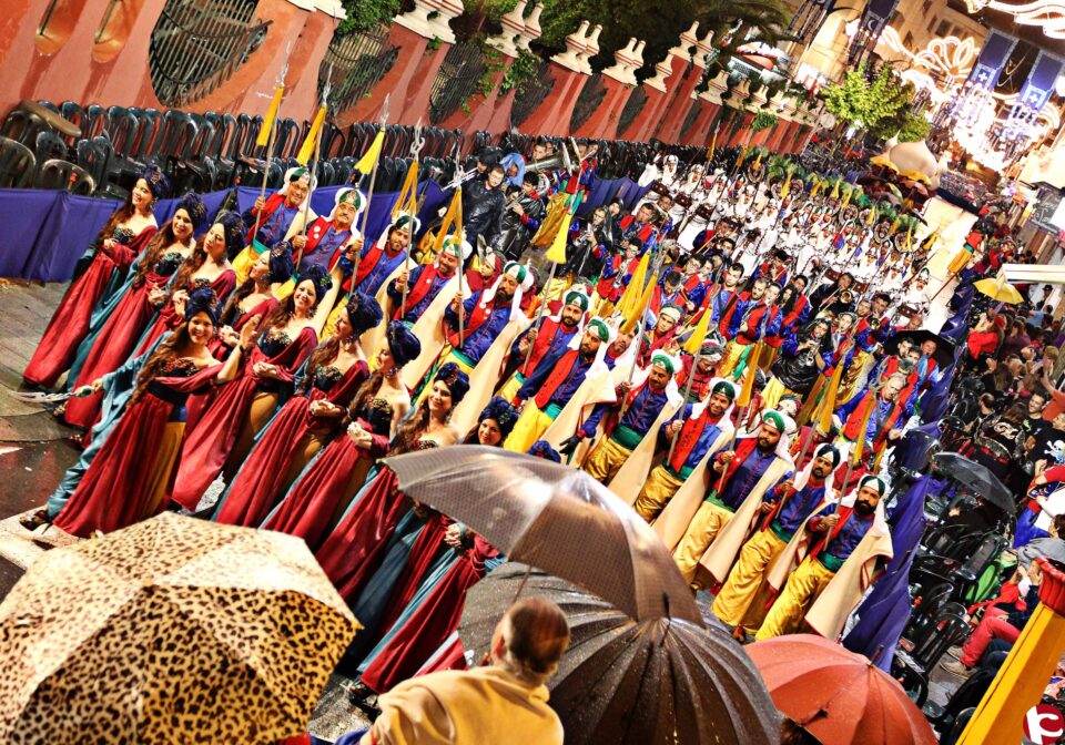 Los festeros desafían a la lluvia en un desfile épico en Elda