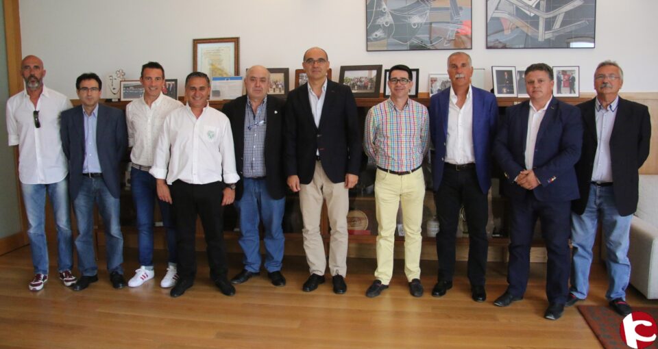 La UA y el Club U.E. Gimnastic Sant Vicent acuerdan la promoción conjunta del fútbol entre la juventud escolar