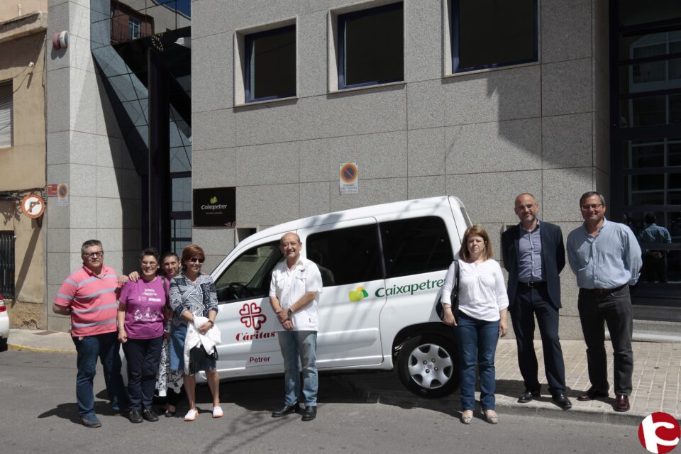 Caixapetrer regala un furgón a Cáritas