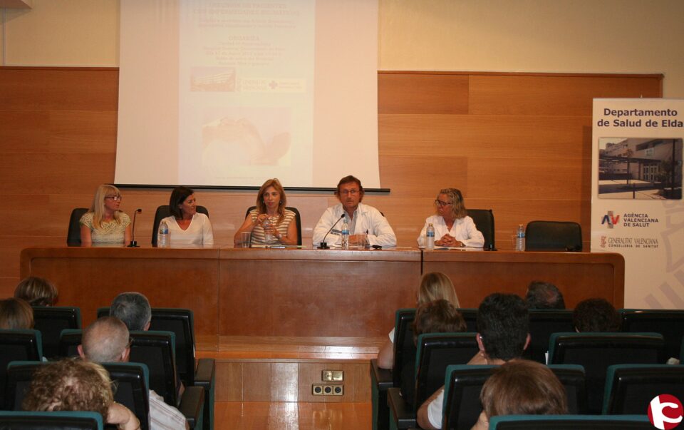 El Hospital de Elda reúne a pacientes con patologías reumáticas para aumentar sus conocimientos y mejorar su calidad de vida