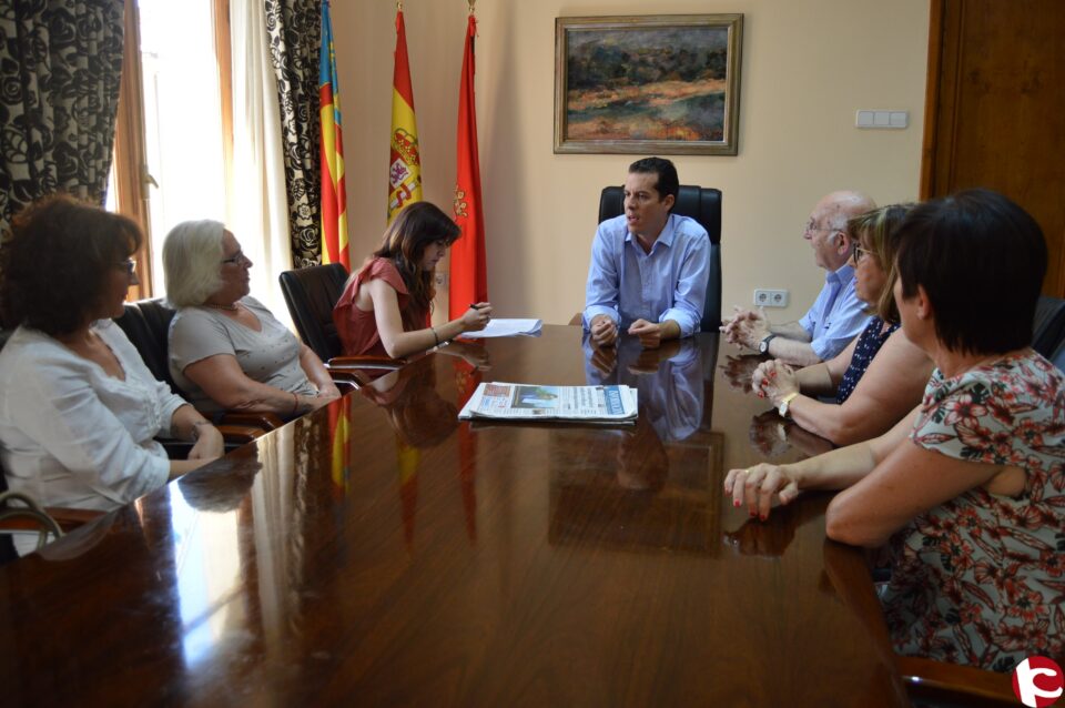 El alcalde se reúne con la Asociación Española Contra el Cáncer para conocer sus proyectos