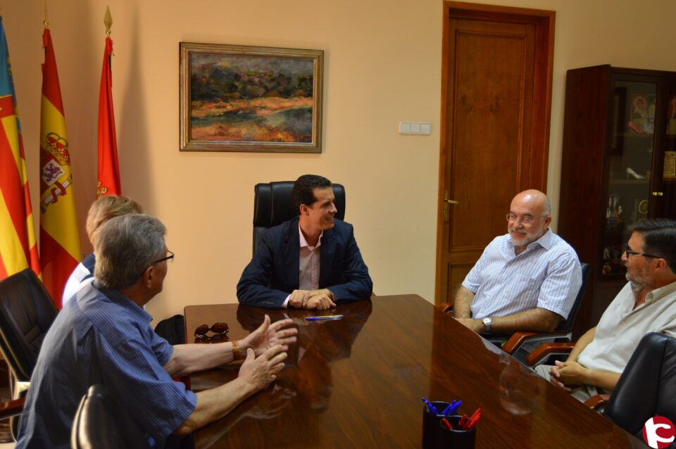 Alfaro se interesa por la actividad cultural y solidaria de la Coral de los Santos Patronos