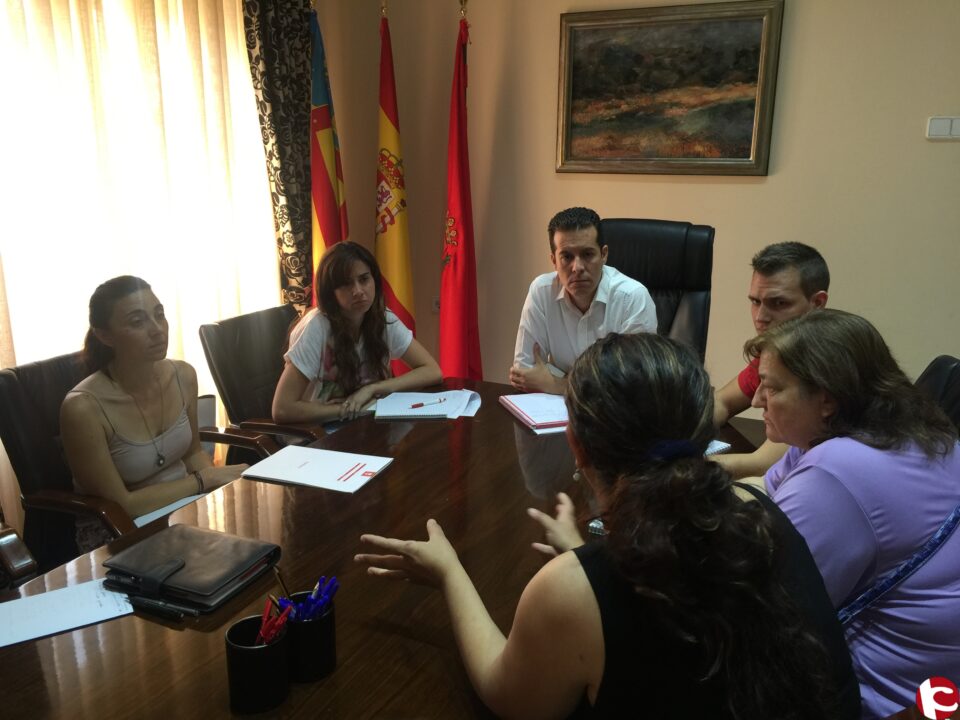 El alcalde recibe a los representantes de la Plataforma de Afectados por la Hipoteca para conocer sus demandas