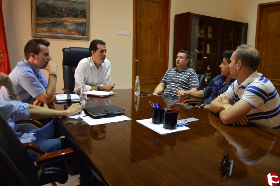 El alcalde se reúne con directivos del Deportivo Eldense para conocer de primera mano la situación del club