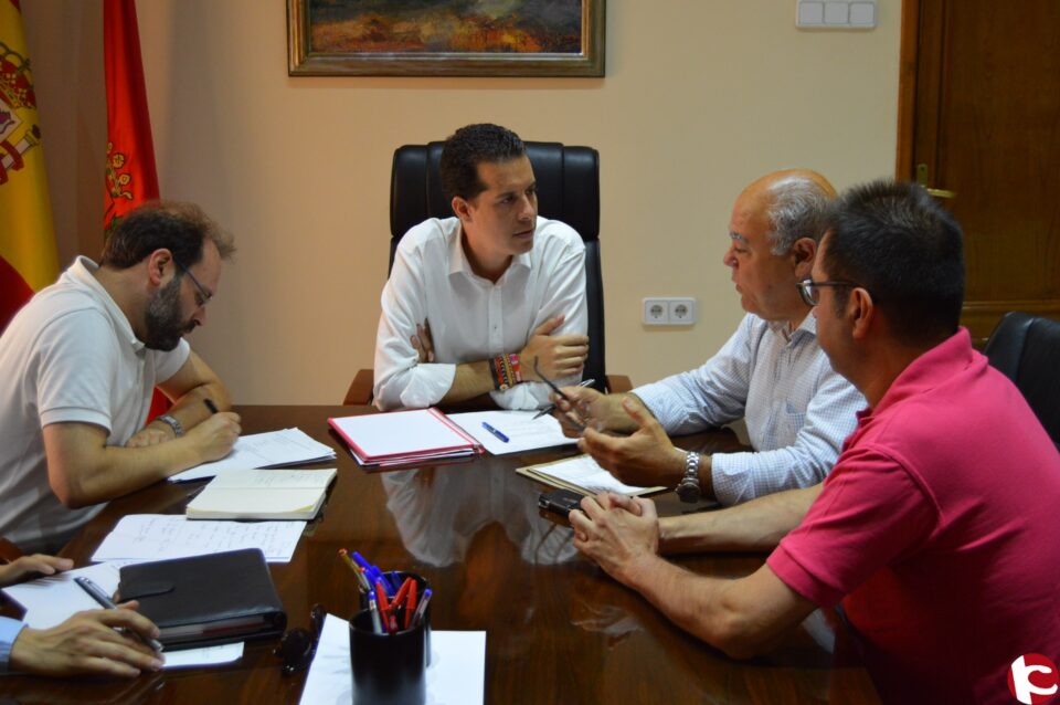 Alfaro se reúne con la Cofradía de los Santos Patronos para preparar las fiestas mayores