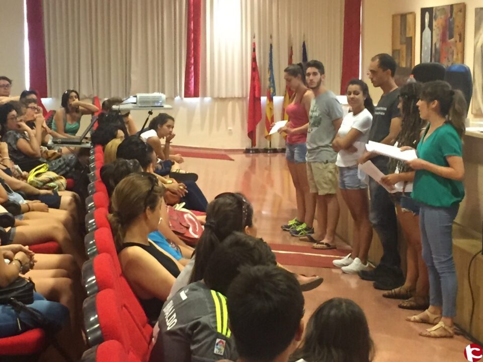 Medio centenar de niños y jóvenes de entre 8 y 16 años participan en un campamento de verano de la concejalía de Juventud en Navalón