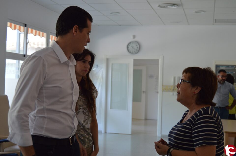 El alcalde visita la Asociación AFA Alzheimer para conocer sus necesidades y estrechar la colaboración