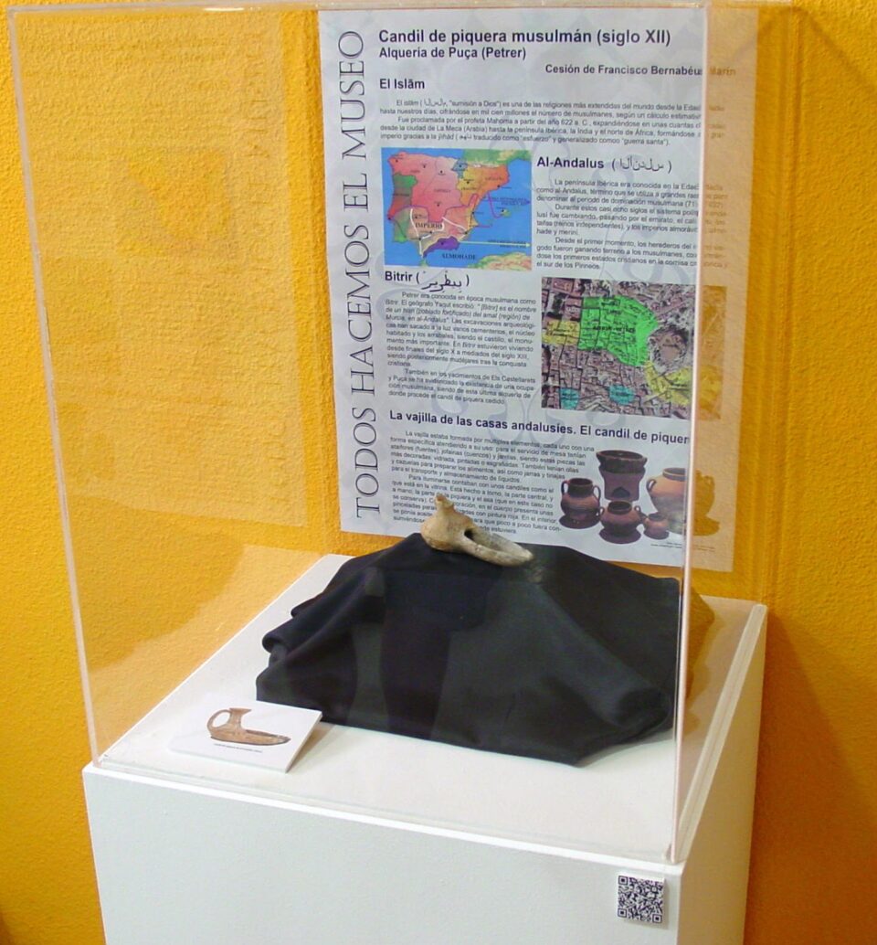 Nueva vitrina en el Museo Dámaso Navarro con donaciones de los vecinos