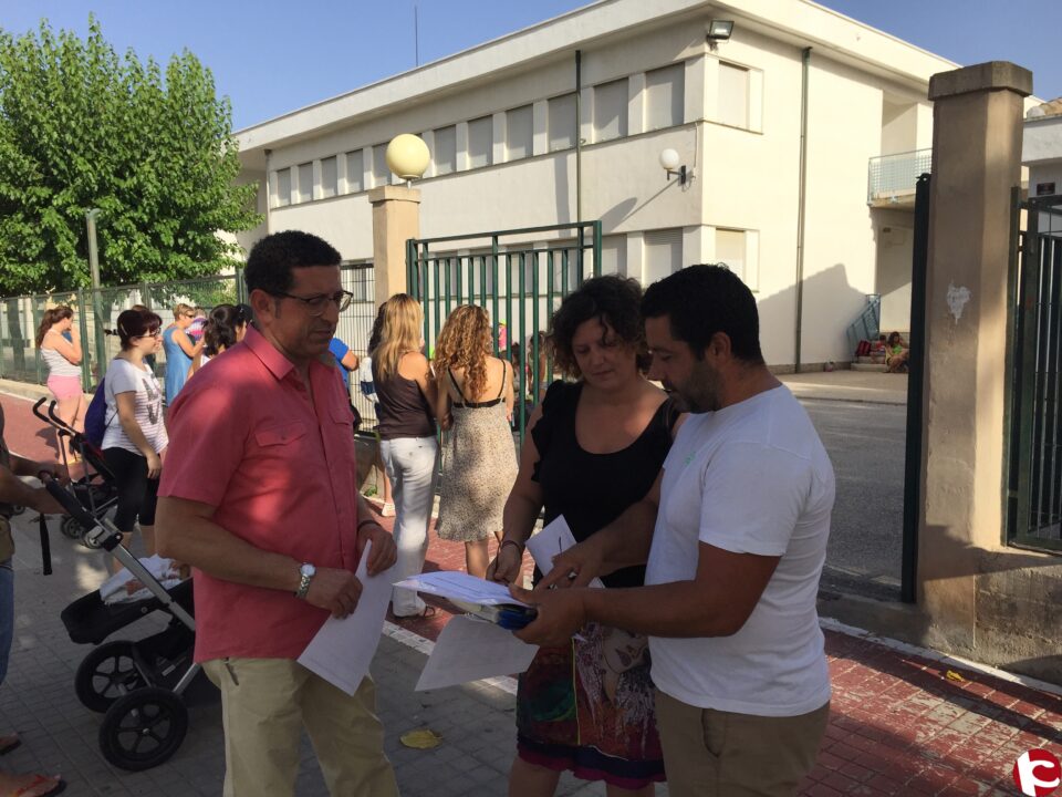 Alfonso Lacasa y la concejala Silvia Rodríguez visitan la Escuela de Verano 2015