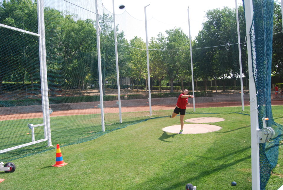 Instalada la jaula de lanzamiento para atletismo en el polideportivo