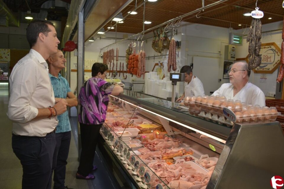 El alcalde y el concejal de Mercados visitan en Mercado de San Francisco