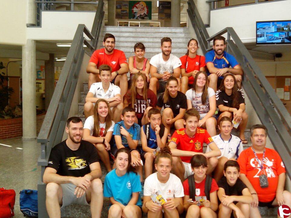 El Campus de Perfeccionamiento de Balonmano en el IES Valle de Elda a jóvenes jugadores que han compartido entrenamientos