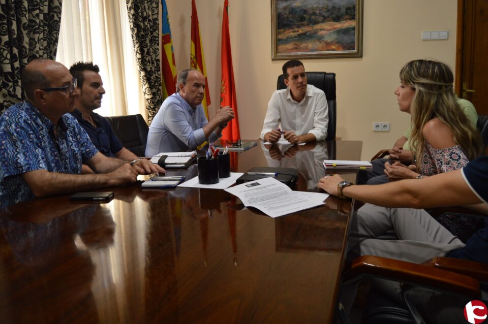 El equipo de gobierno se reúne con los responsables de la UNED para afianzar Elda como ciudad universitaria