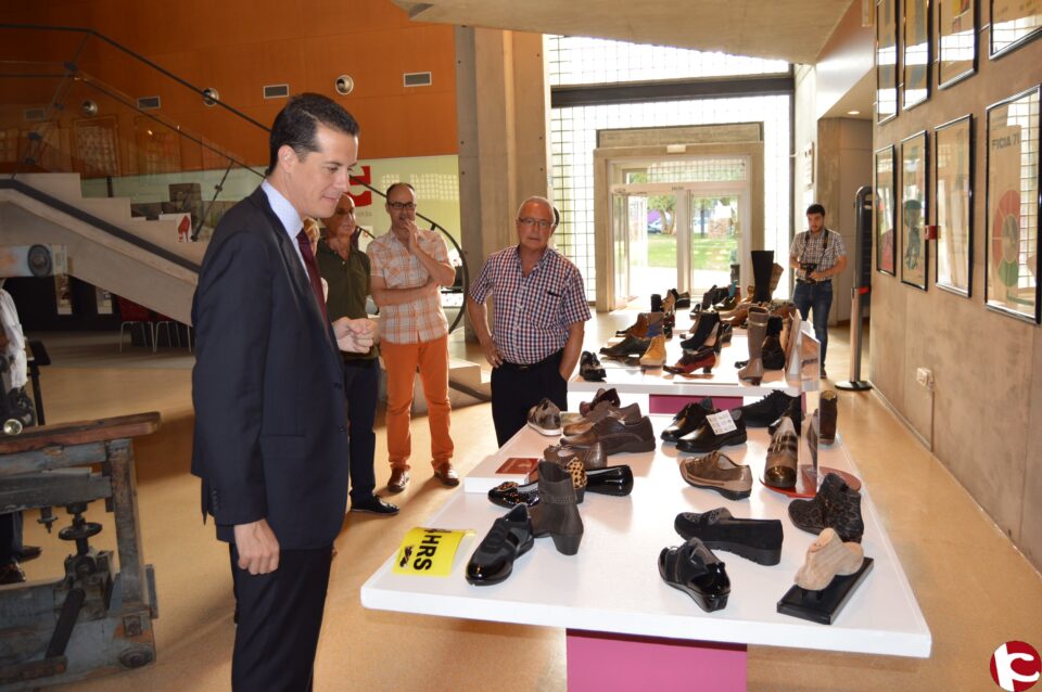 El alcalde apuesta por relanzar la industria zapatera en la inauguración de la exposición La moda a tus pies