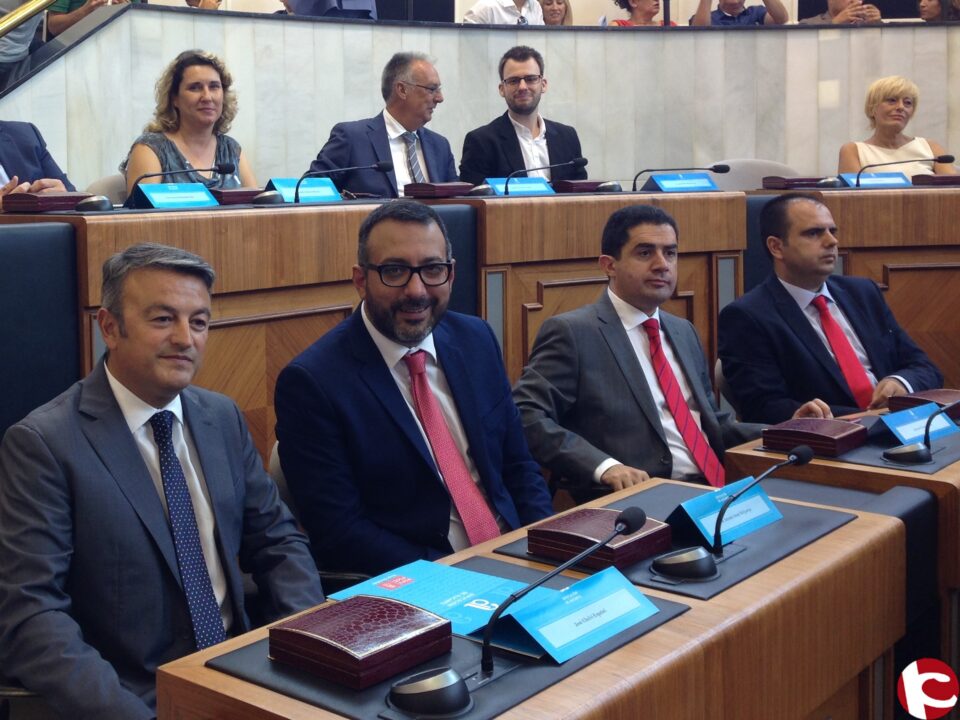 El concejal José A. Amat toma posesión de su acta de Diputado en el pleno de constitución de la institución provincial