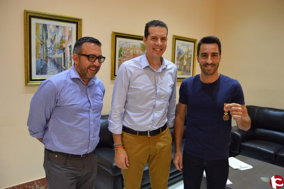 El alcalde recibe al agente condecorado por su participación en operaciones contra la falsificación de documentos