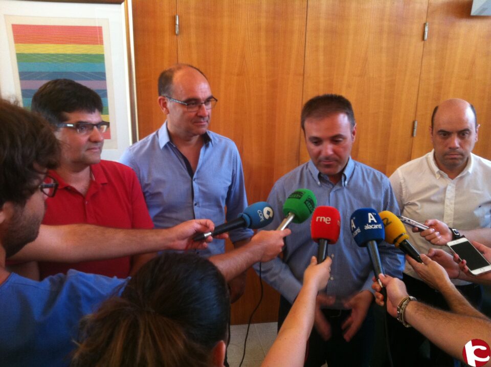 Primera visita institucional del rector al consistorio alicantino