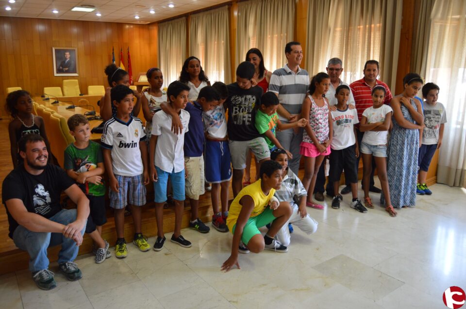 El alcalde recibe a los niños saharauis que están pasando el verano en Elda y comarca