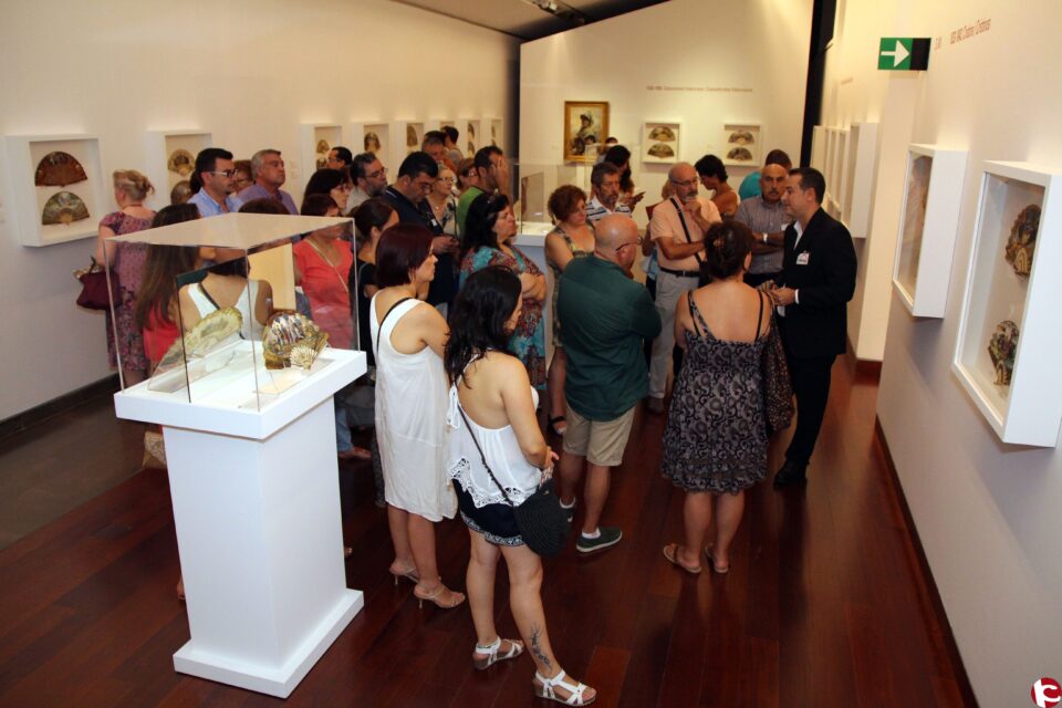 El MUBAG organiza pases guiados a la muestra de la colección de abanicos ante la demanda de los visitantes