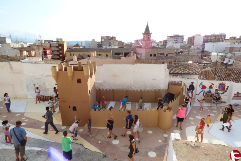 Asalto al castillo de Villena. CONSTRUCCION DE CARTON PARA PEQUES EN ELCASC 2015 - Cincuenta pequeños caballeros y un castillo de cartón