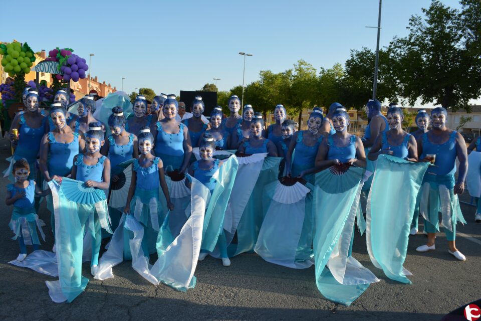 Divertida y participativa Cabalgata de Carrozas en la Segunda Jornada de Feria