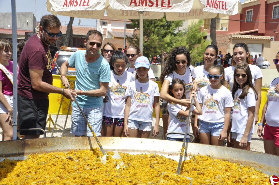 MUCHA ANIMACIÓN EN EL BADÉN DE RICO LUCAS CON MOTIVO DE LA PAELLA GIGANTE
