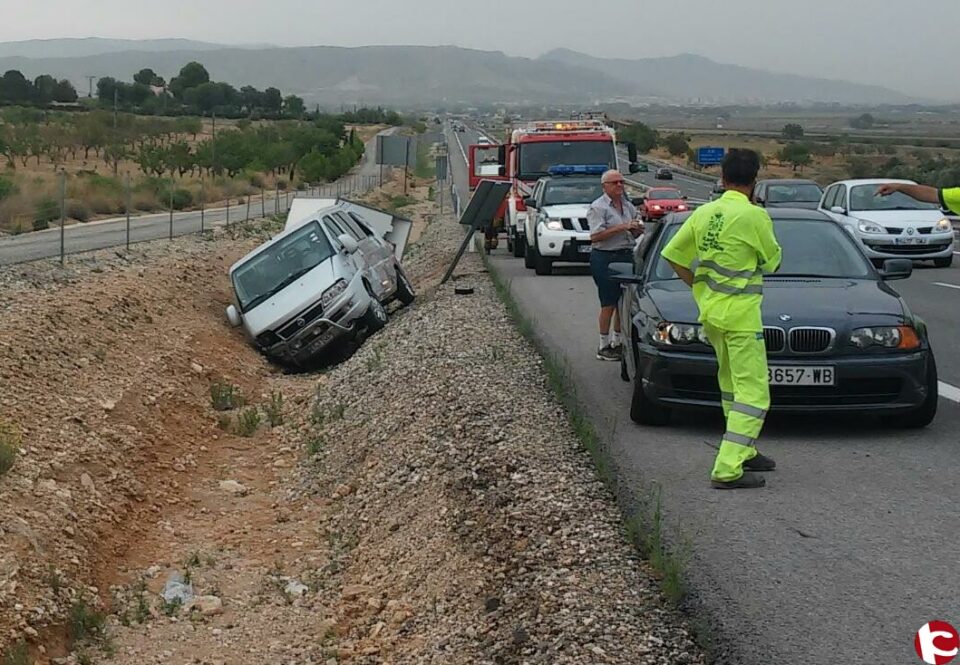 Arden dos coches en Cañada y siete heridos de consideración en un accidente de tráfico