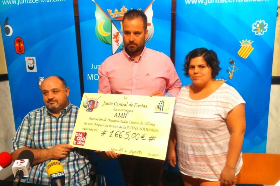 La Junta central de fiestas otorga un cheque por valor de más de 1600 euros a AMIF con motivo de la II II CENA SOLIDARIA DE LA JUNTA CENTRAL DE FIESTAS