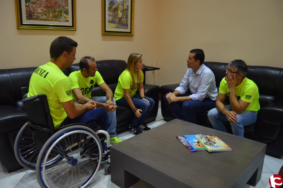 El alcalde recibe a los atletas de Elda que han participado en el Campeonato de España de Paratriatlón