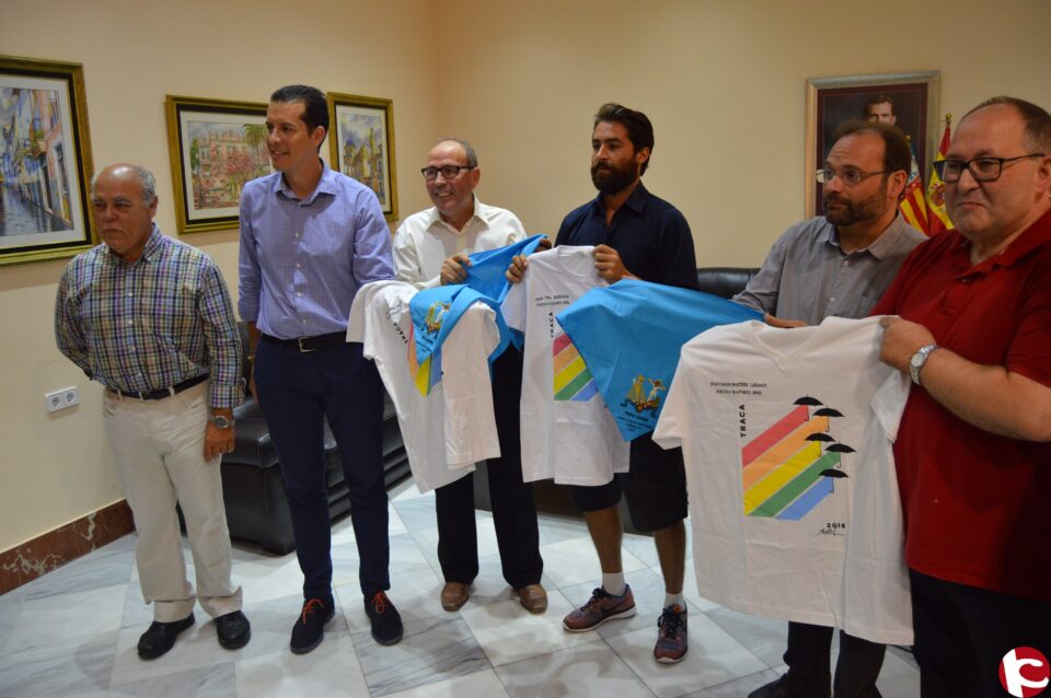 La Cofradía de los Santos Patronos entregan la camiseta y el pañuelo al alcalde